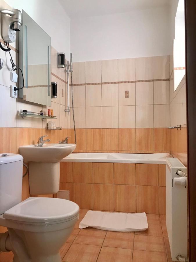 Hotel Bila Ruze Страконице Екстериор снимка