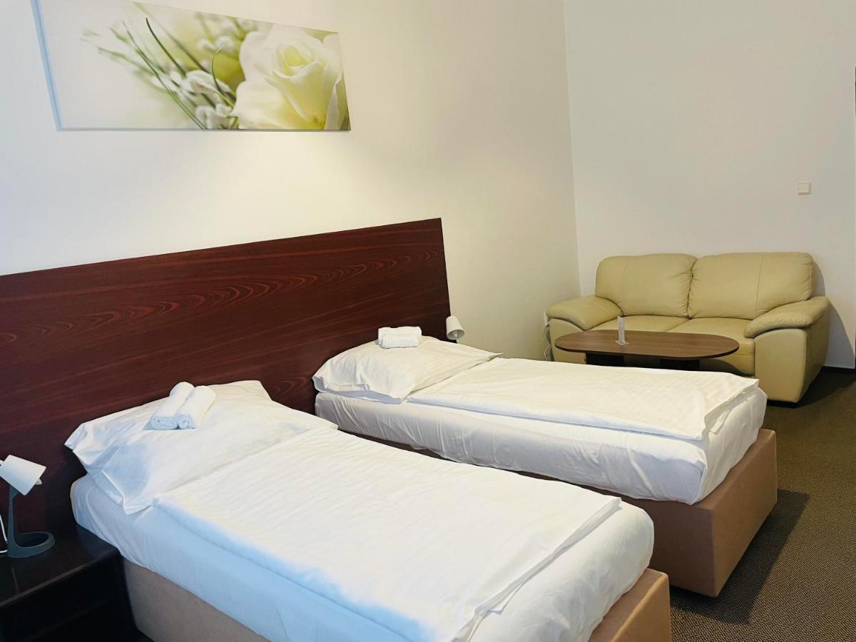 Hotel Bila Ruze Страконице Екстериор снимка