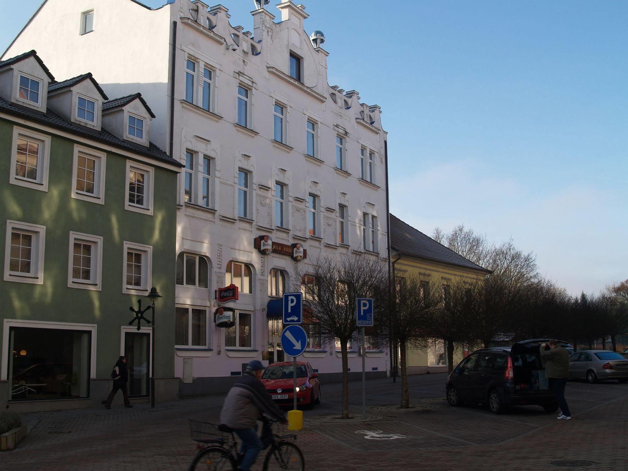 Hotel Bila Ruze Страконице Екстериор снимка